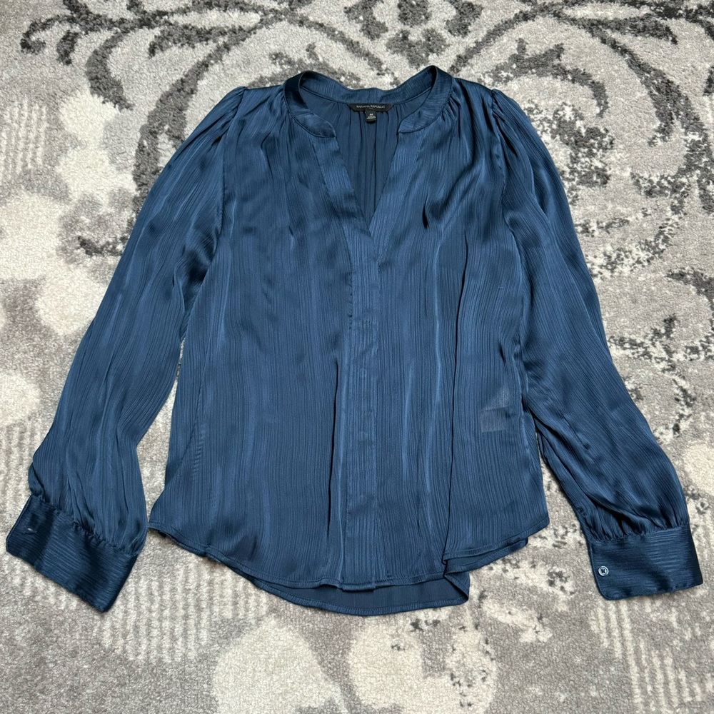 Banana Republic Hidden Button Down Silky Long Sleeve Blouse